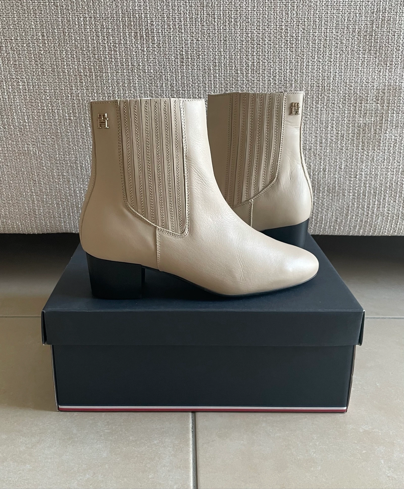 Bottines Tommy Hilfiger authentiques cuir beige talon 4.4 cm pointure 39